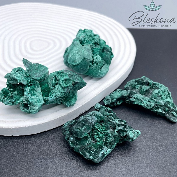 Малахит необработанный Плисовый  средние куски
