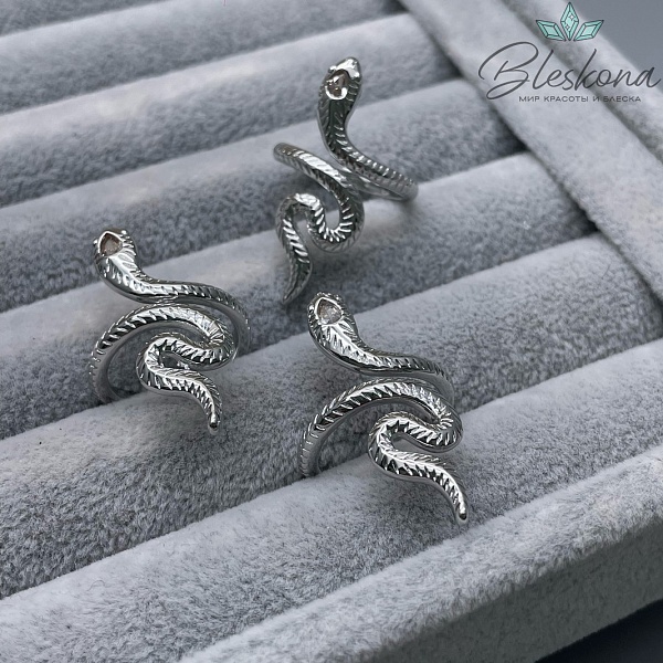 21,8 мм, Цвет серебро, Кольцо безразмерное змея фактурная циркон