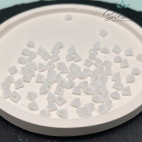 Чешское стекло №50 6мм треугольник