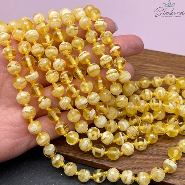 Янтарь светло-желтый с белыми включениями шар 8 мм