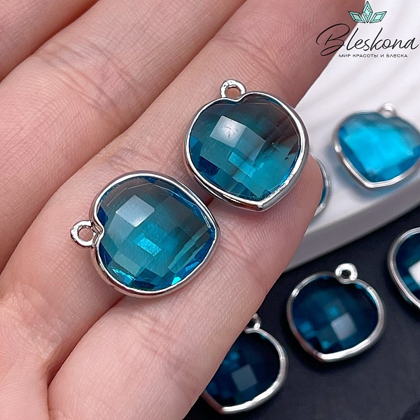15 мм, Цвет серебро, Подвеска сердце голубое огранка