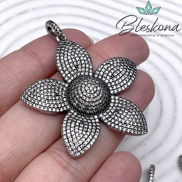 41,5*40,5 мм Цвет темное серебро, Подвеска цветочек с цирконами и бейлом