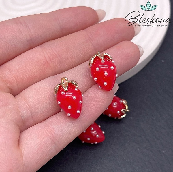 19*13 мм Цвет золото, Подвеска клубничка красная
