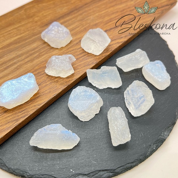 Лунный камень необработанный средние куски