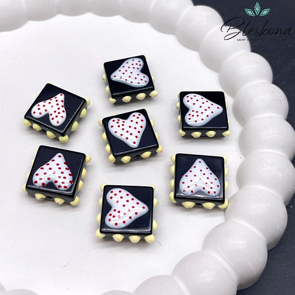 17,5 мм Бусина квадрат черный белое сердце