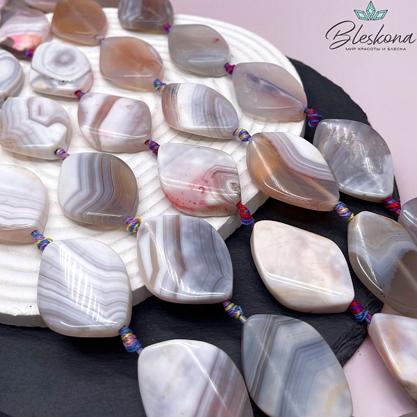 Агат розовый ромб крученый 40*29 мм