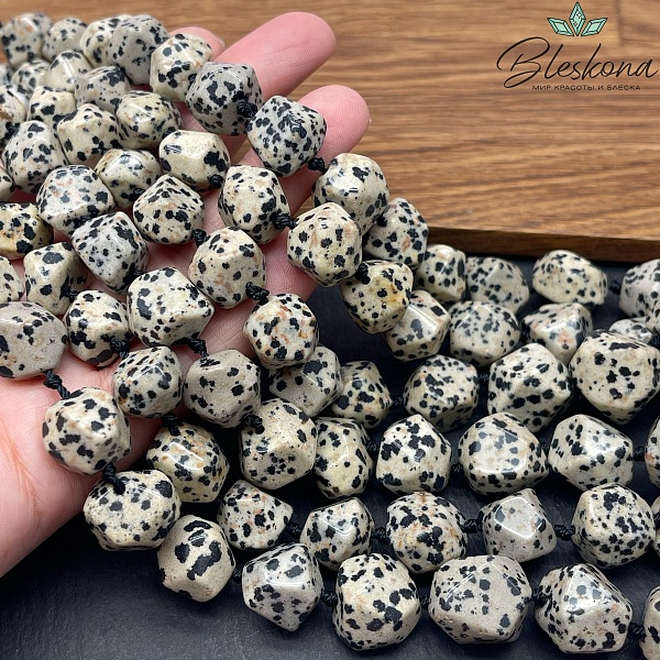 Яшма далматиновая фриформ огранка бусины на увеличение 12-16 мм