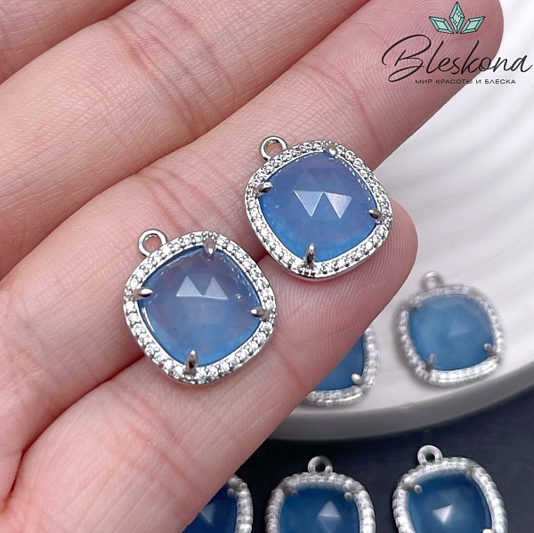 14мм, цвет серебро ,Подвеска квадрат кварц тонированный голубой в обрамлении цирконы