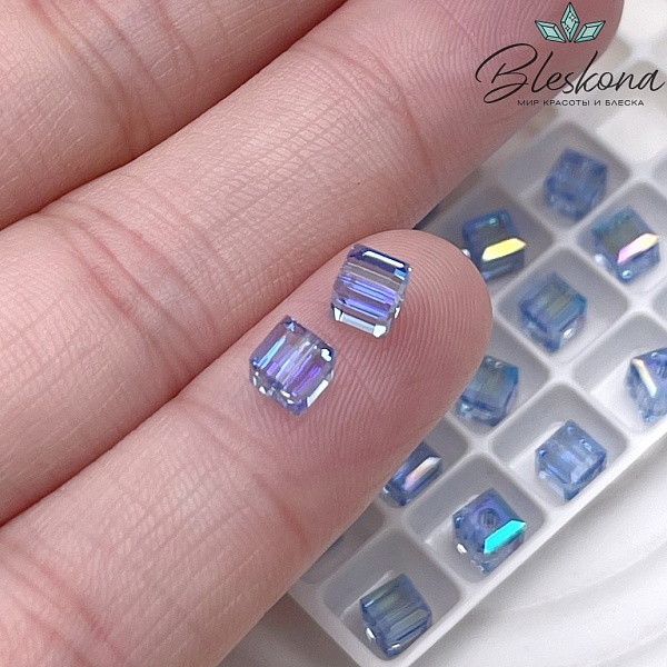 5601 Cube Bead 4 мм Light Sapphire Shimmer B