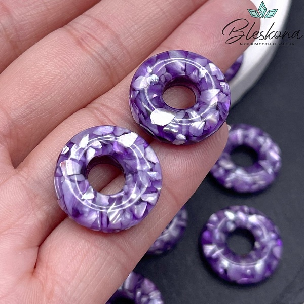 Бублик с перламутровой крошкой в фиолетовой эпоксидной смоле 20мм  