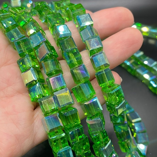 8 мм Стекло Lux, форма куб огранка, цвет зеленый с переливом