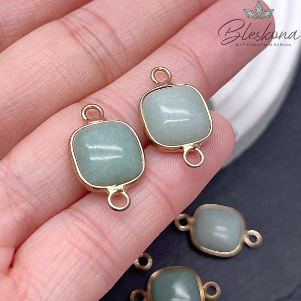 13*13 мм Коннектор квадрат Авантюрин зеленый в золотом обрамлении