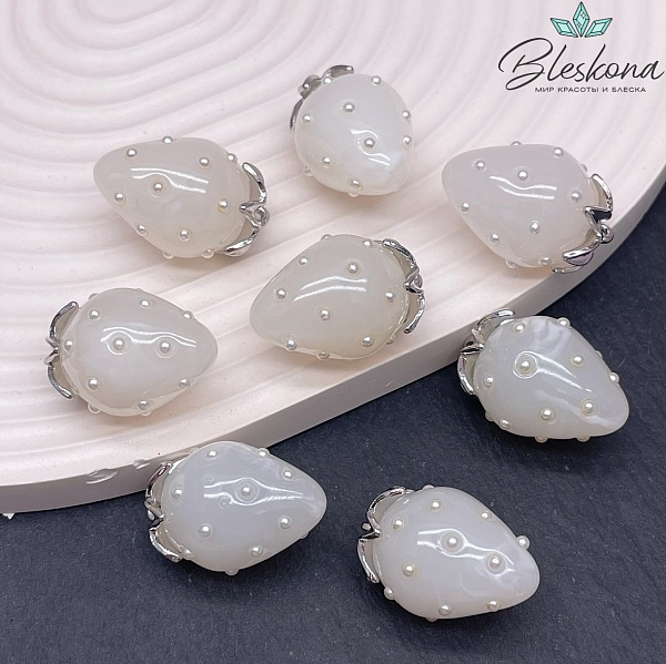 25*17 мм Цвет серебро, Подвеска клубничка белая