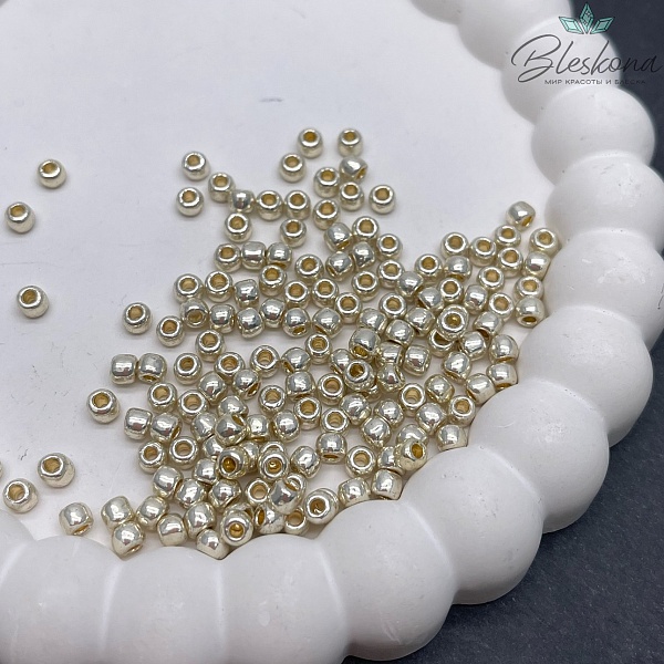 Бисер TOHO round 6/0 цвет №PF558 (оттенок золотого)