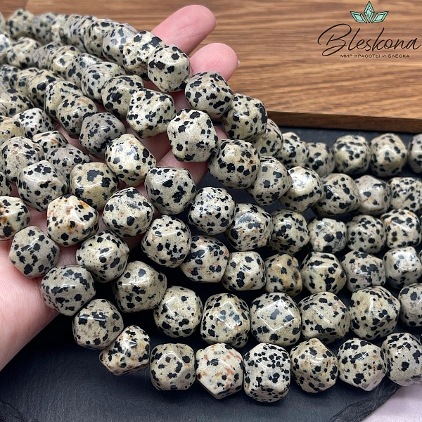 Яшма далматиновая фриформ огранка бусины на увеличение 12-15 мм