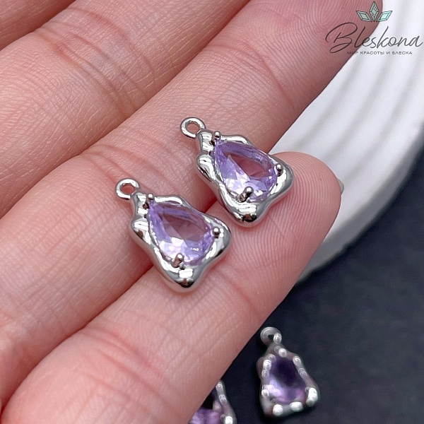 7,7*12,5мм, цвет серебро ,Подвеска треуголик фриформ сиреневый циркон 