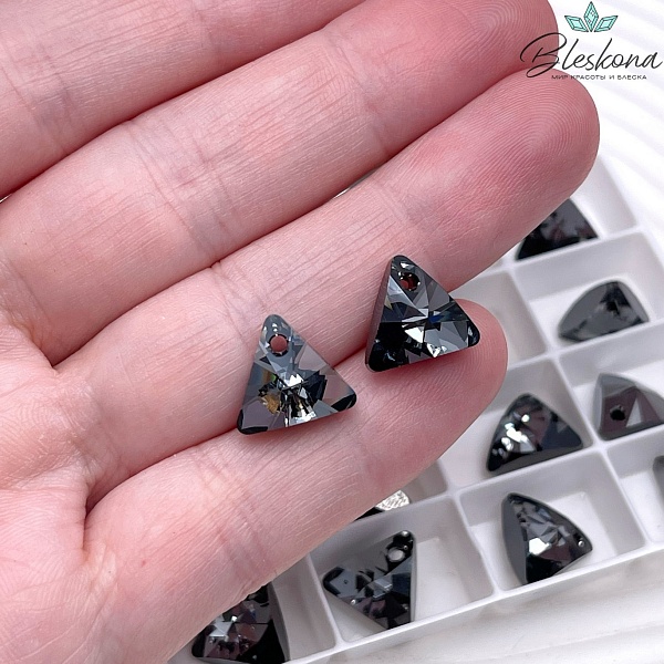 6628 XILION Triangle 12мм Crystal Silver Night (SINI)