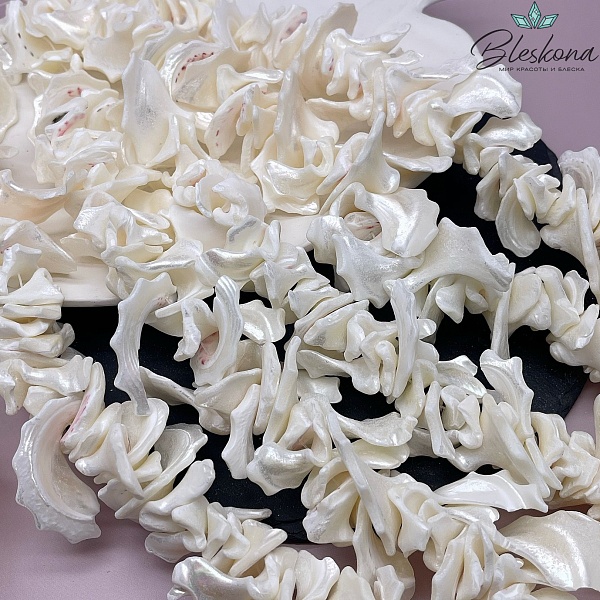 Перламутр белый сколы c красными вкраплениями 20-40 мм