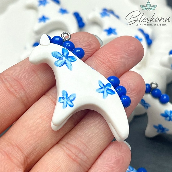34,5*44 мм, Цвет серебро, Подвеска Дымковская лошадка белая синие цветочки 