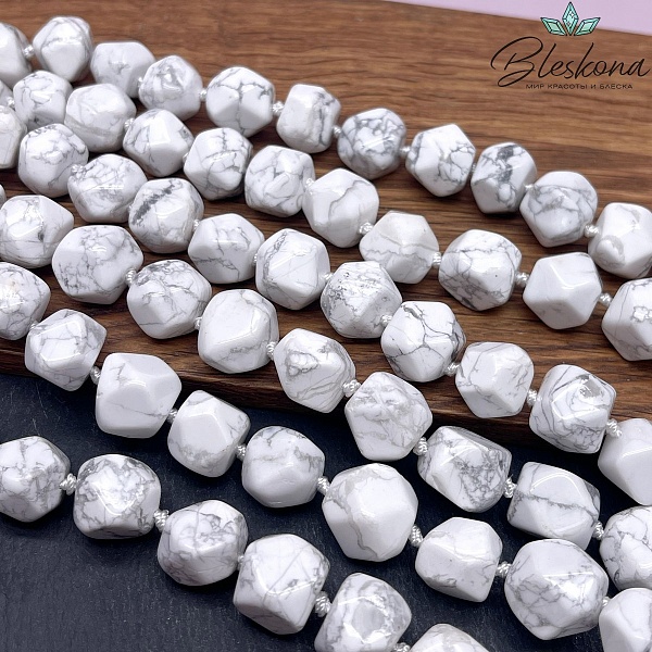 Магнезит (Говлит) фриформ огранка бусины на увеличение 12-16 мм