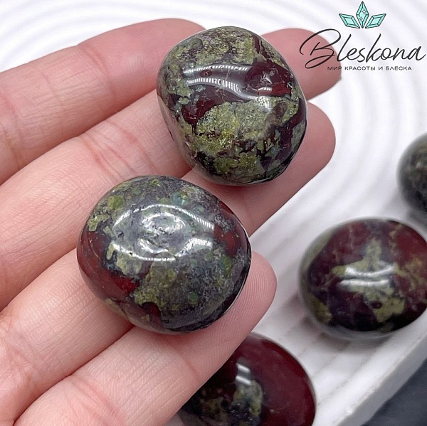 Яшма Кровь Дракона галтовка 21-26 мм