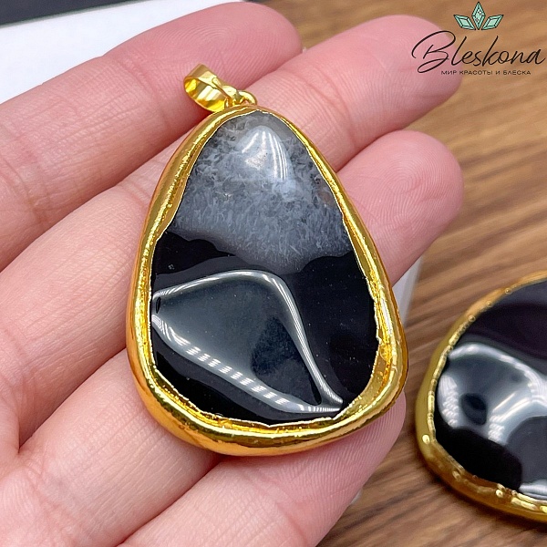 (29-30)*(44-45) мм, Цвет золото, Подвеска фриформ Черный Агат с прожилками в обрамлении 