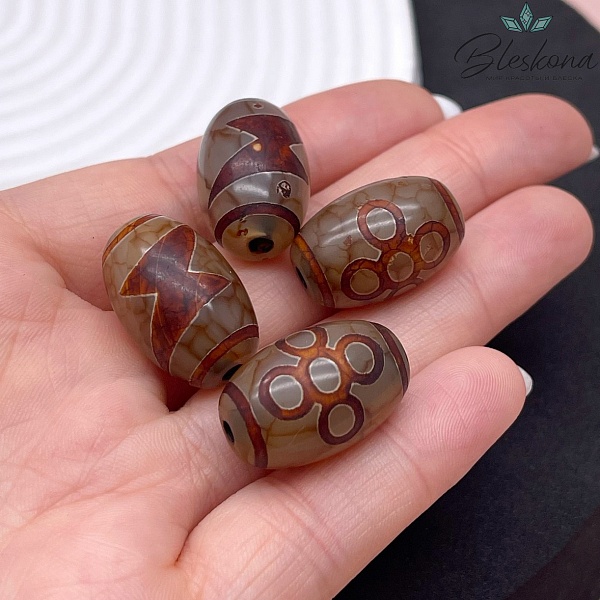 Бусина Дзи Молния и мистический узел серо-коричневый бочонок 22*15 мм