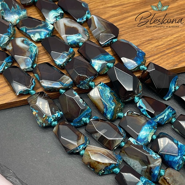 Агат голубой (тонированный) плоский фриформ огранка (24-30)*(16-20) мм