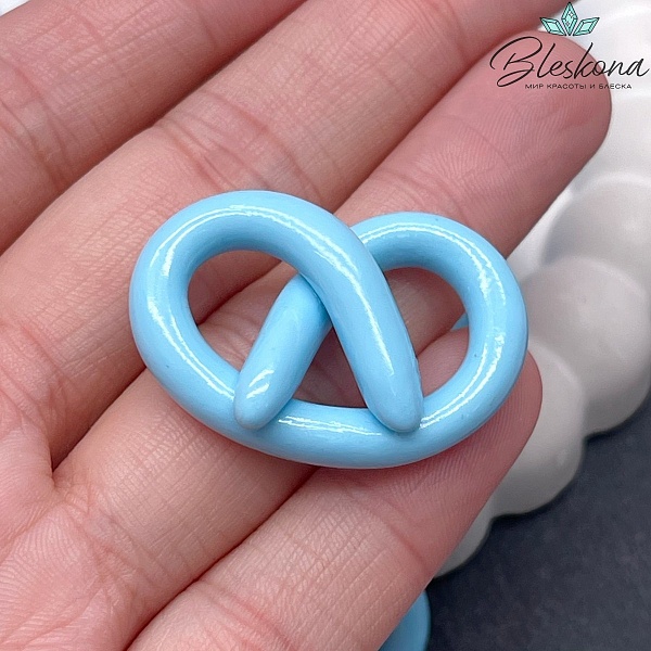 24*34 мм Подвеска Крендель голубой