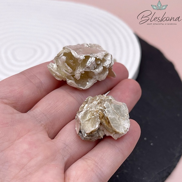 Золотая слюда необработанная 22-29 мм