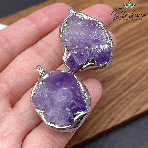 (27-28)*(34-35) мм, Цвет серебро, Подвеска фриформ Друза Аметиста в обрамлении с цирконами