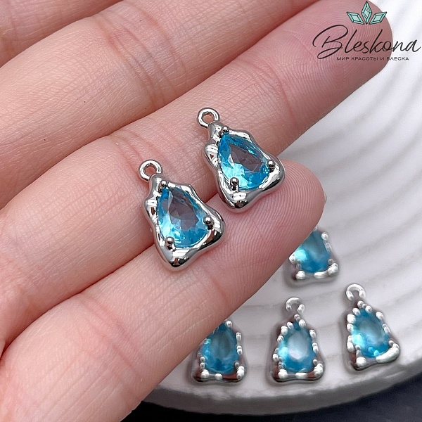 14,5*9,5 мм Цвет серебро, Подвеска треугольник фриформ голубой циркон