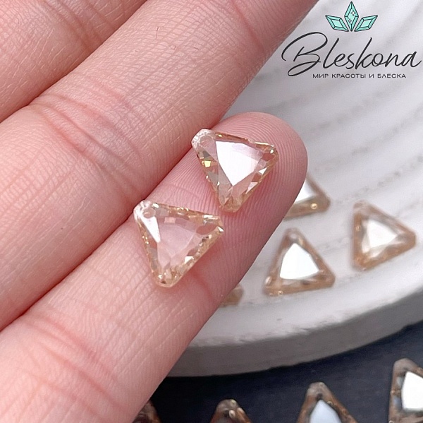 8*9 мм, Подвеска Циркон треугольник шампань (кубический цирконий, фианит) 