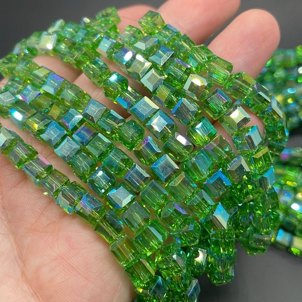 6 мм Стекло Lux, куб огранка, цвет светло- зеленый с переливом
