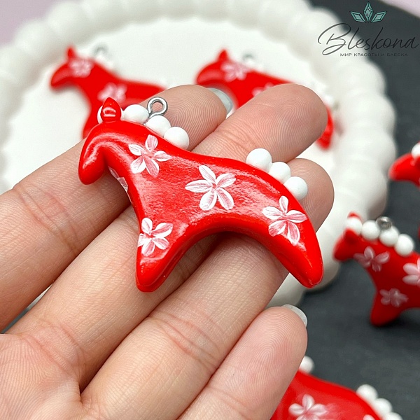 34,5*44 мм, Цвет серебро, Подвеска Дымковская лошадка красная белые цветочки 
