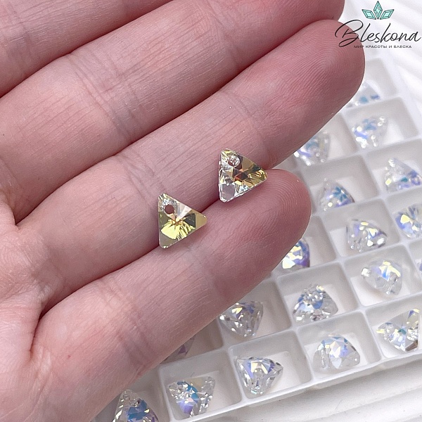 6628 XILION Triangle 8мм Crystal Aurore Boreale (AB)