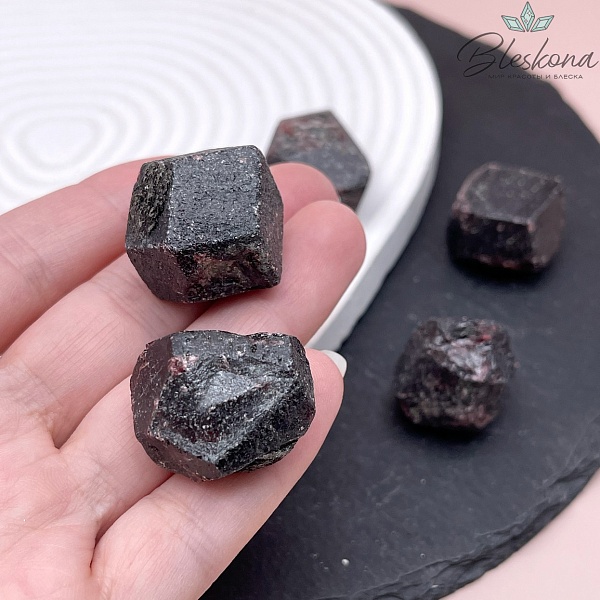 Гранат Необработанный 23-30 мм