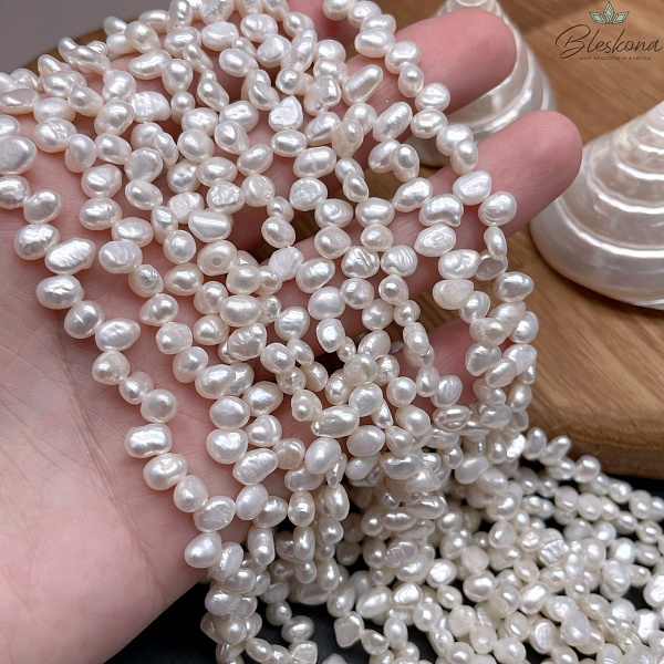 Жемчуг барочный рис белый смещенный центр 6-7 мм 