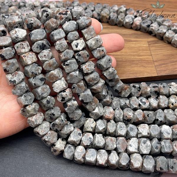 Йооперлит( разновидность сиенита) фриформ огранка (7-8)*(8-11) мм