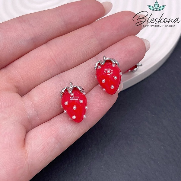 19*13 мм Цвет серебро, Подвеска клубничка красная