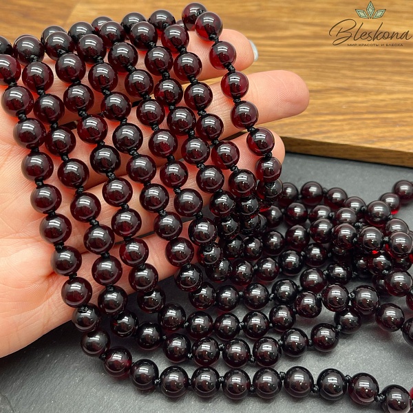 Янтарь шар темно-красный 8 мм