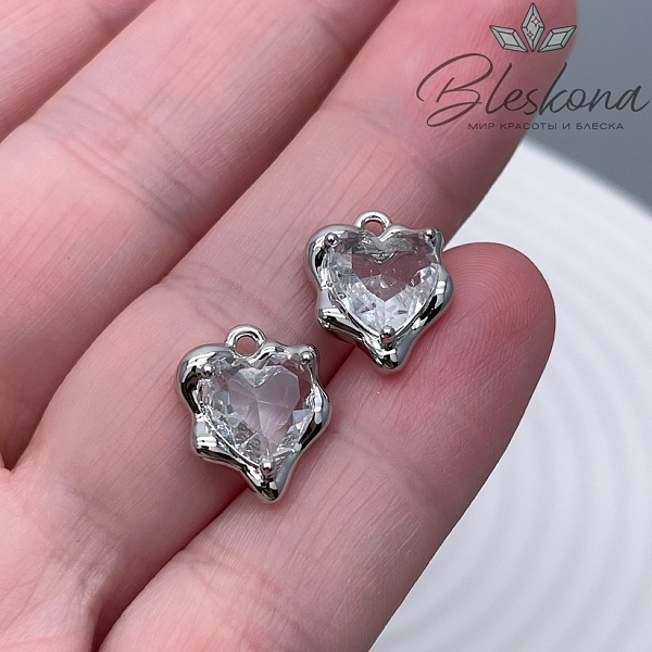 13*10,5 мм Цвет серебро, Подвеска сердце неровное белый циркон
