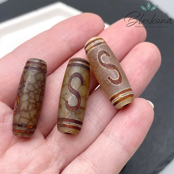 Бусина Дзи Денежный крючок серо-коричневый бочонок 30*11 мм