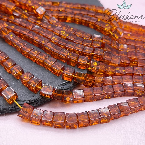 Янтарь коричневый  куб 7мм