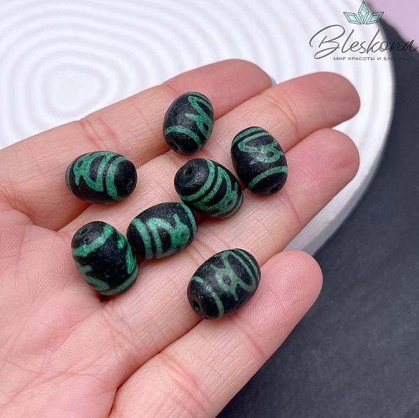 Бусина Дзи Кубера черно-зеленый бочонок 10*14 мм