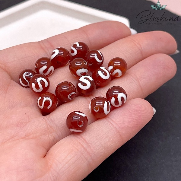 Бусина Дзи Денежный крючок бело-коричневый шар 8 мм уп.15 шт.