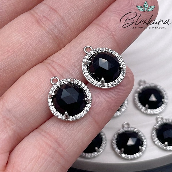 13 мм, цвет серебро Подвеска круг агат черный  огранка в обрамлении цирконы