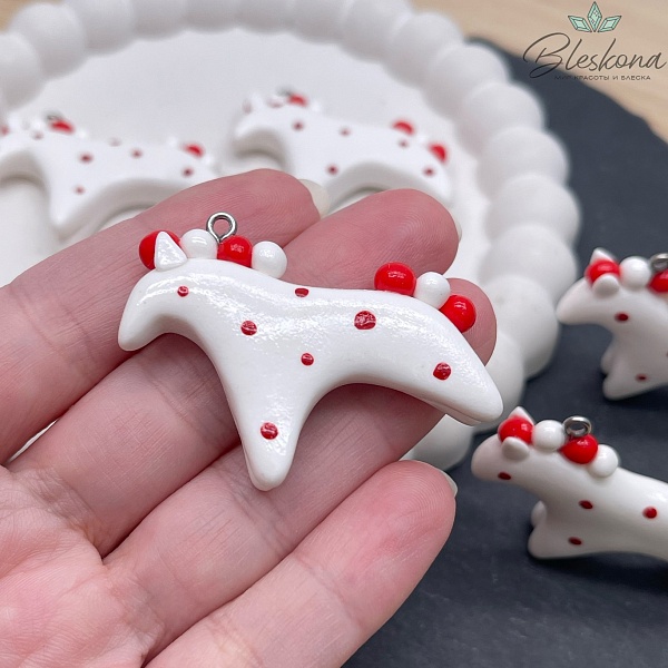 34,5*44 мм, Цвет серебро, Подвеска Дымковская лошадка белая с красными точками 